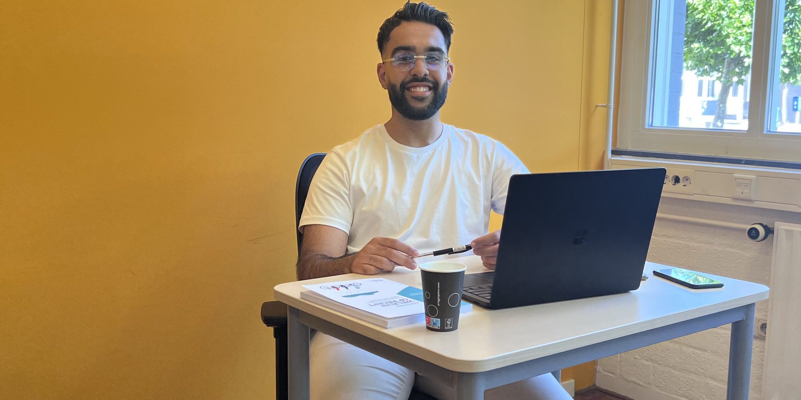 jonge man omar achter zijn laptop