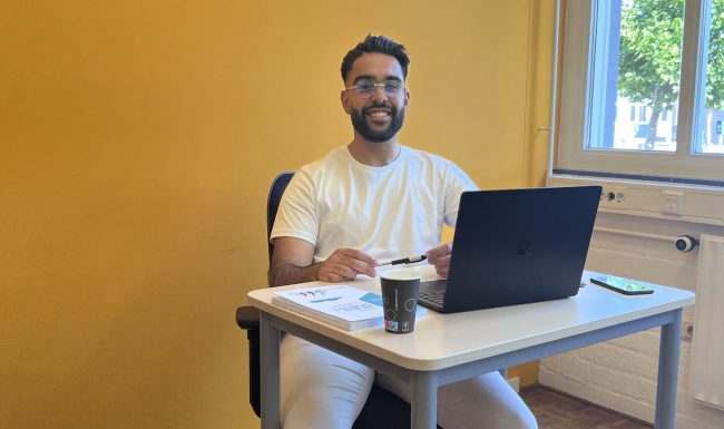 Omar jonge man omar achter zijn laptop