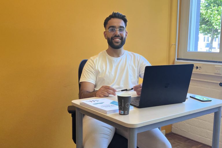 Omar jonge man omar achter zijn laptop