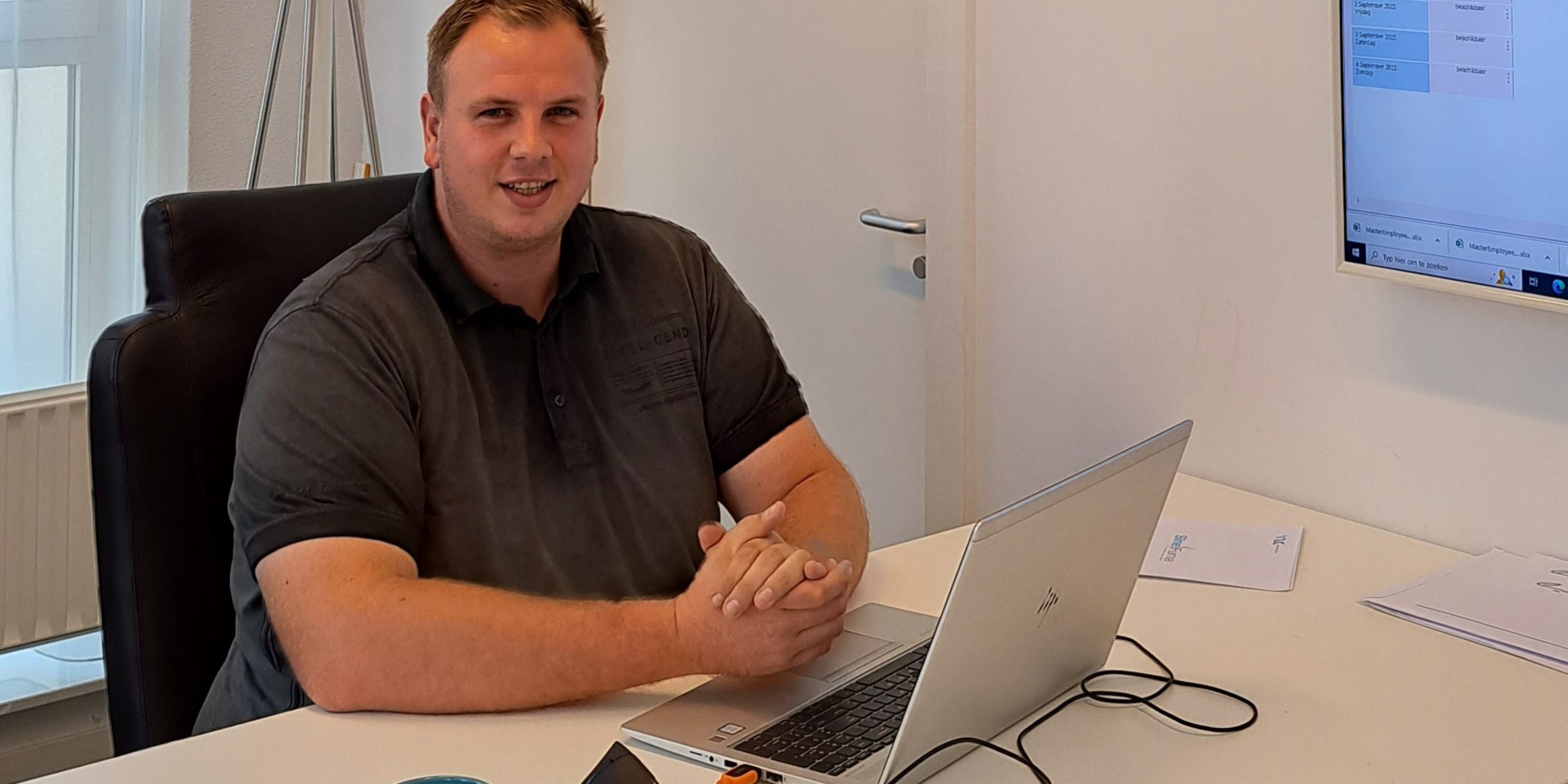 HPC – Jan Lokerse Hand en Pols Revalidatie Nederland Jan Lokerse zit aan zijn bureau bij het Hand en Pols Revalidatie Nederland