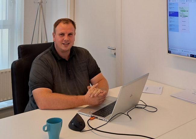 HPC – Jan Lokerse Hand en Pols Revalidatie Nederland Jan Lokerse zit aan zijn bureau bij het Hand en Pols Revalidatie Nederland