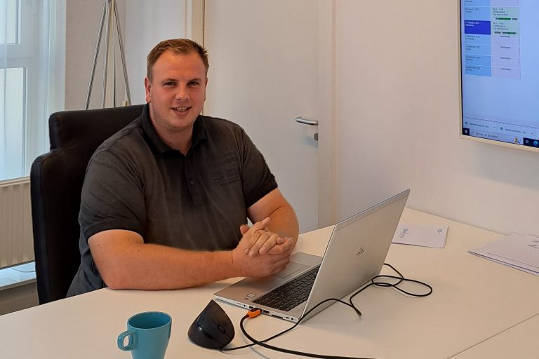 HPC – Jan Lokerse Hand en Pols Revalidatie Nederland Jan Lokerse zit aan zijn bureau bij het Hand en Pols Revalidatie Nederland