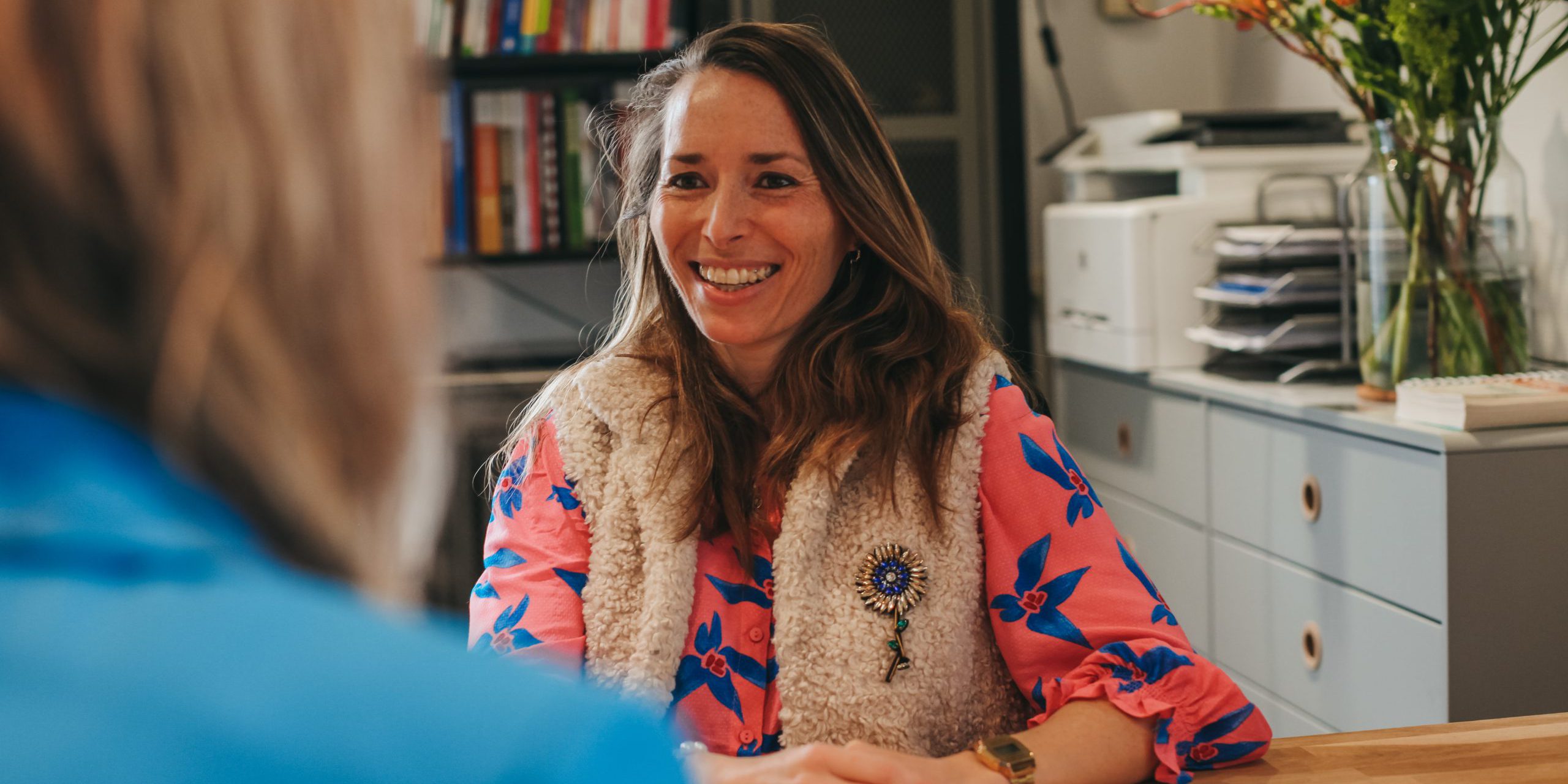 Mevrouw komt bij hand en pols centrum voor online begeleiding van onze psycholoog