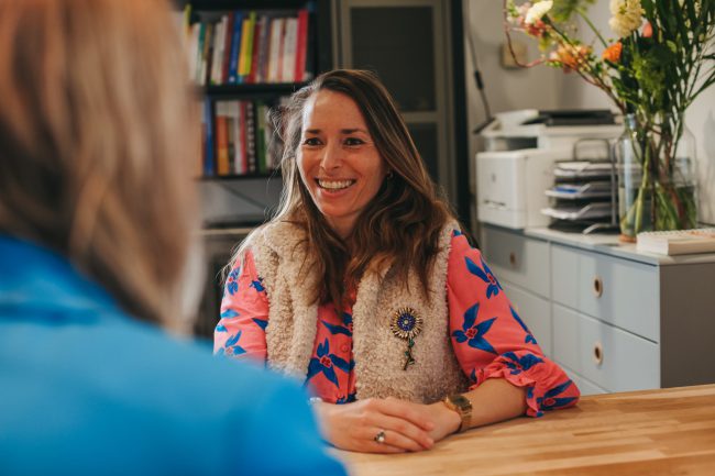 Online begeleiding van een psycholoog Mevrouw komt bij hand en pols centrum voor online begeleiding van onze psycholoog
