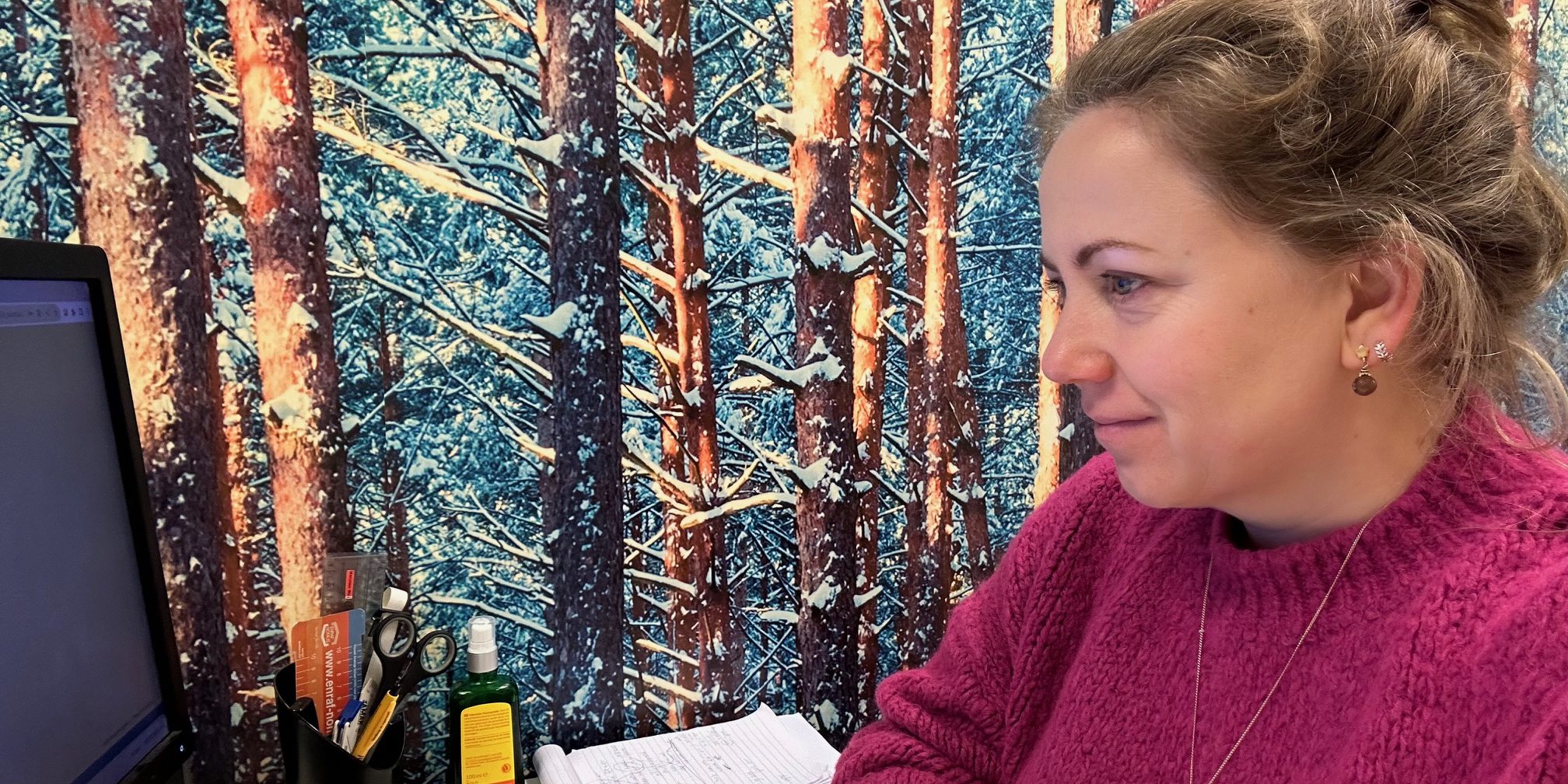 Marjolein Wind Ergotherapeut Marjolein Wind zit aan een bureau en kijkt naar het scherm van een computer.