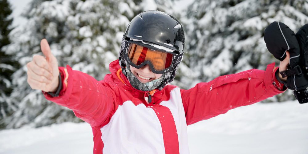 cheerful-female-skier-standing-winter-mountain-forest Hoe herken je een skiduim?