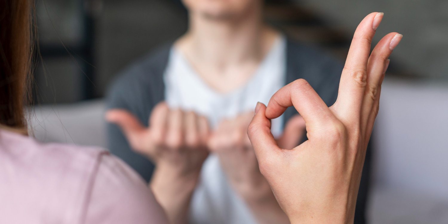 Artrose HPC Twee mensen voeren oefeningen met de hand uit bij artrose, close-up van een hand.