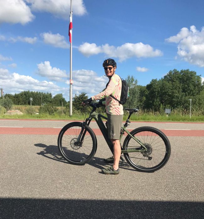 8b610d8e-6d84-4674-a8e1-3491a452c09f Meneer op de fiets. Hij heeft een klantervaring achtergelaten voor HPC