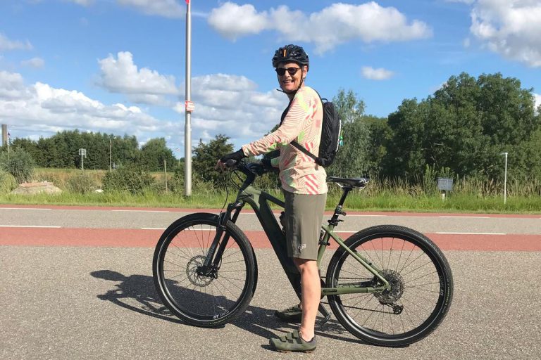 8b610d8e-6d84-4674-a8e1-3491a452c09f Meneer op de fiets. Hij heeft een klantervaring achtergelaten voor HPC