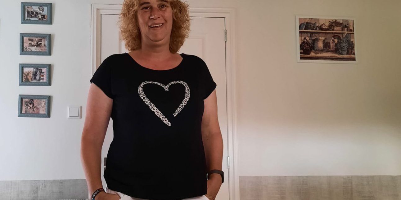 Miranda van den Dries mevrouw is blij en staat in de woonkamer. ze heeft een revalidatietraject bij HPC gedaan