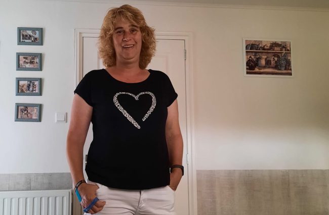 Miranda van den Dries mevrouw is blij en staat in de woonkamer. ze heeft een revalidatietraject bij HPC gedaan