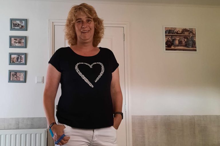 Miranda van den Dries mevrouw is blij en staat in de woonkamer. ze heeft een revalidatietraject bij HPC gedaan